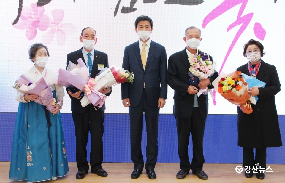 지난 2020년 제 26회 나주시민의 날 시민의 상 수상자 조복래(왼쪽 두번째), 박종주(왼쪽 네번째)씨