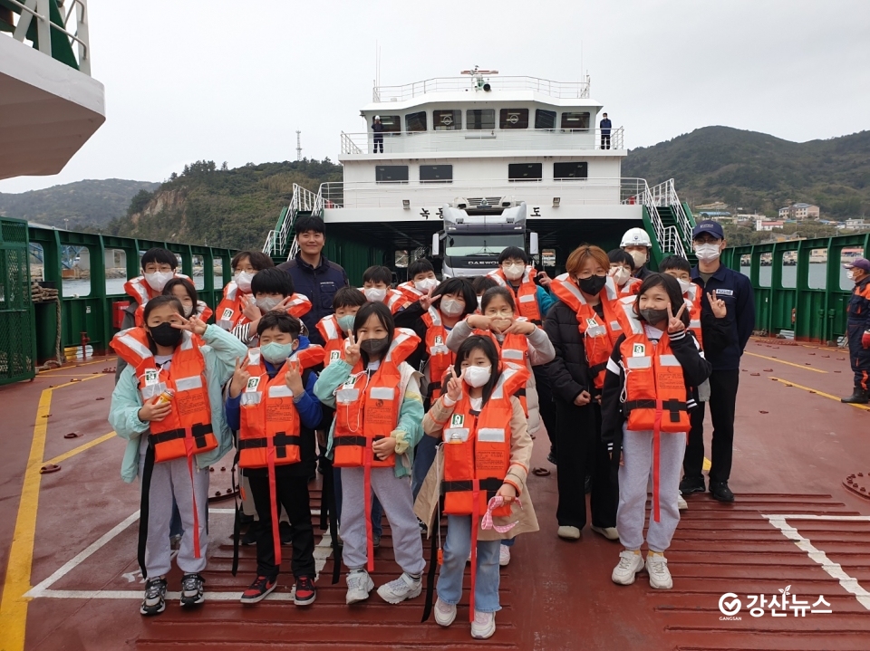여객선에 승선하여 연안여객선 안전교육중인 거문초등학교 학생들